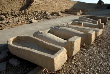 Egyptisk antikvitet: sarkofagplats på en av gårdarna i Hathortemplet, Dendera (Denderah), Egypten