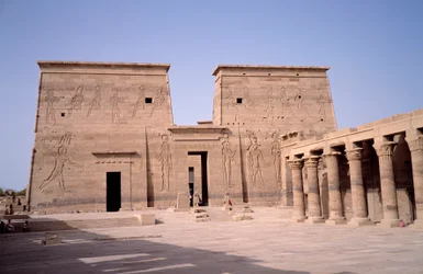 Egyptisk antikvitet: utsikt över ingången till templet Edfu (Edfu) tillägnad den gudomliga Horus och byggt mellan 237 och 57 f.Kr. Egypten