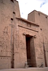 Egyptisk antikvitet: utsikt över ingången till templet Edfu (Edfu) tillägnad den gudomliga Horus och byggt mellan 237 och 57 f.Kr. Egypten