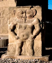Egyptiska antikviteter: gudomen Bes. Detalj av en lågrelief av templet tillägnat gudinnan Hathor. Hathors tempel, Dendera (Dendera), Egypten