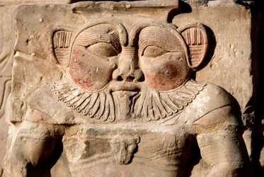 Egyptisk antikvitet: gudomen Bes. Detalj av en lågrelief av templet tillägnat gudinnan Hathor. Hathors tempel, Dendera