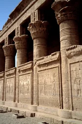 Egyptisk arkitektur: utsikt över Hathortemplet i Denderah. Ptolemaisk tid. Egypten.