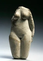 Kvinnlig figur (kalksten)
