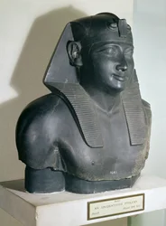 Fragment av en staty i egyptisk stil av Ptolemaios I, 305-283 f.Kr. (basalt)