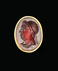 Hellenistisk intaglioring med kungligt porträtt av en ptolemaisk härskare, troligen Ptolemaios IX, Soter II, sent 2:a - tidigt 1:a århundradet f.Kr.