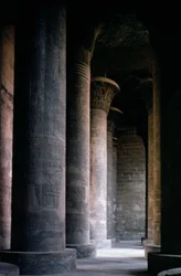 Hypostyle Hall av Temple of Khnum