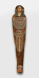 Mummy of Nesmin med växtkrans, mumiemask och andra kartongelement, 200-30 f.Kr.