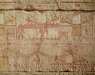 Relief som visar heliga båtar som bärs av präster i procession, från Philip Arrhidaeus helgedom (323-317 f.Kr.) Makedonska dynastin (granit)