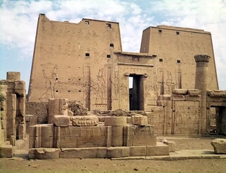 Vy över den första pylonen av Horus tempel