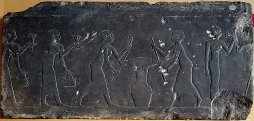 Egyptisk antikvitet: kalkstensplatta med låg relief föreställande pressning av lotusblommor, 8:e till 7:e århundradet f.Kr (relief)