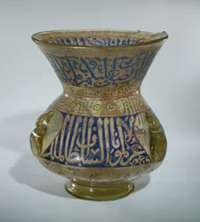Moskélampa i namnet al Malik al Nasu Muhammad, ca 1300-1340 (emaljerat glas)