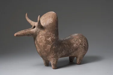 Amlash rhyton i form av en zebu tjur (terrakotta)