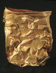 Bägare dekorerad med bevingad tjur och monster med örnhuvuden, från Marlik, Iran (guld)
