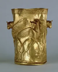 Bägare dekorerad med bevingade tjurar som flankerar ett träd, från Marlik, Iran, ca 1100-1100-talet f.Kr. (guld)