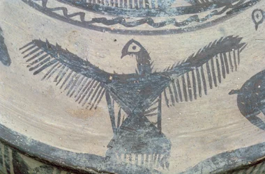 Rovfågel med öppen vingar, från ovansidan av ett stort kärl, Fasa ware, ca 2000 f.Kr. (målad lera) (detalj) (se även 179137)