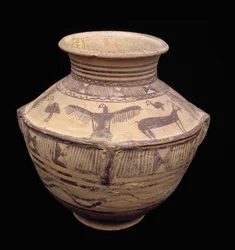 Fartyg föreställande en rovfågel med öppna vingar och andra djur, Fasa Ware, ca 2000 f.Kr. (lera) (se 179130 för detaljer)