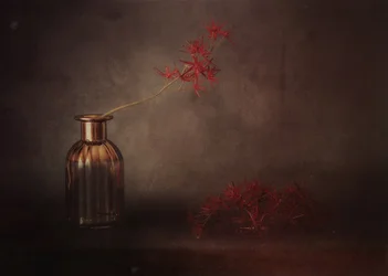 Stilleben med röda blommor