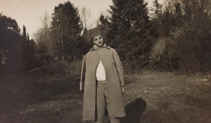 Album av första världskriget i Friuli-Venezia Giulia: porträtt av en österrikisk fångekadett i Villa Brazzà, hem till 17 av krigssjukhuset i Soleschiano Manzano (s/v foto)