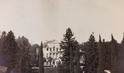 Album av första världskriget i Friuli-Venezia Giulia: utsikt över Villa Brazzà, hem till 17 av krigssjukhuset i Soleschiano Manzano, foto taget från kyrktornet, 1916-04-01 (s/v foto)
