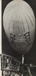 Sovjetunionen har börjat bygga dirigibles. Illustration från USSR Builds Socialism, 1933.