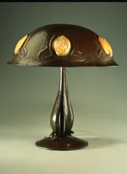 Bordslampa, ca 1910 (koppar- och pärlabaloneskal)