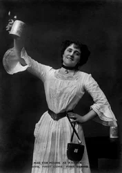 Eva Moore som Kathie i ”Boys, First Come, First Served”, 1903
