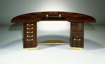 Ett fint och viktigt skrivbord, ca 1929 (av demi-lune design, ebene de Macassar och förgylld brons)