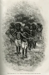 En trupp unga flickor som bär korgar fyllda med mat för att försörja S.Pinto och hans män. Gravyr av Emile Bayard, för att illustrera historien om hur jag har korsat Afrika, från Atlanten till Indiska oceanen, av major Serpa Pinto, 1877-1878, pub