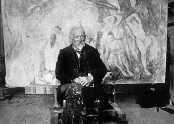 Paul Cézanne (1839-1906), fransk målare 1904 framför en av sina dukar med badande