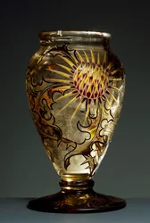 Vas av rökfärgat glas med emaljdekor, ca 1890, av Émile Gallé, Nancy, Frankrike