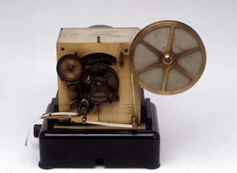 Baudot system telegrafskrivare, patenterad 1874 (blandade media)