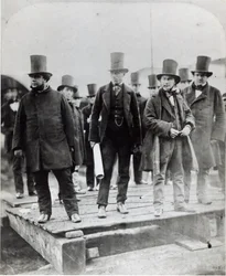(V till R) John Scott Russell, Henry Wakefield, Isambard Kingdom Brunel och Lord Derby vid lanseringen av SS Great Eastern