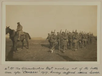 4:e: Bn. Worcestershire Regt. marscherade ut ur stridsområdet efter "CAMBRAI" 1917, efter att ha lidit allvarliga förluster