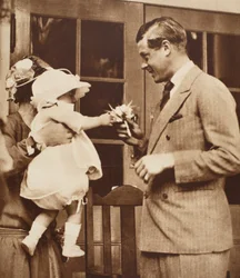 Ett barn ger kung Edward VIII en bukett i Enham Village Centre, 1926
