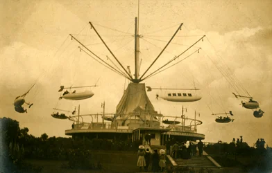 En "flygande maskin"-attraktion på Battersea Amusement Park, England
