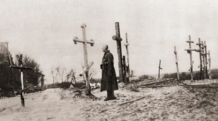 En rysk soldat vid en vapenkamrats grav under första världskriget, från The Illustrated War News, 1915