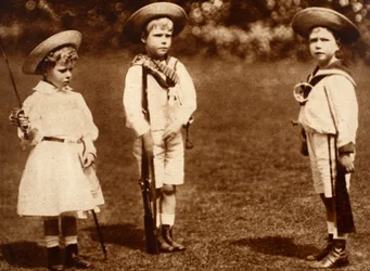 Den unge kung Edvard VIII som tränar sina syskon, hertigen av York och prinsessan kunglig, cirka 1899