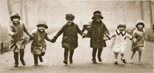 En rad välklädda barn som springer i Hyde Park, från Wonderful London, publicerad 1926-27 (fotogravyr)