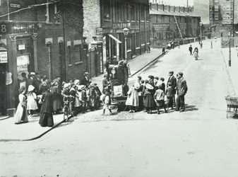 En gatuorganist i Putney, London, 1886