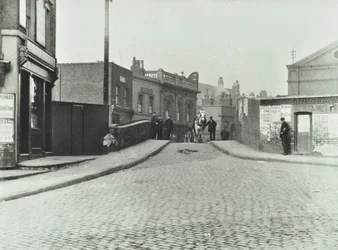 En vit häst färdas längs Rhodeswell Road mot Old Victory Bridge, 1895