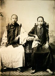 Annamitisk pojke och flicka i centrala Vietnam, ca 1875 (albumintryck)