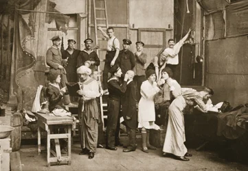 Bakom kulisserna: Förberedelser för amatörteater, Handforth, illustration från tyska fångar i Storbritannien (fotogravyr)