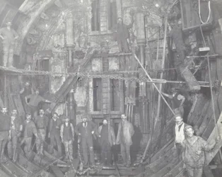 Blackwall Tunnel: en grupp arbetare står i luftslussen, 1894
