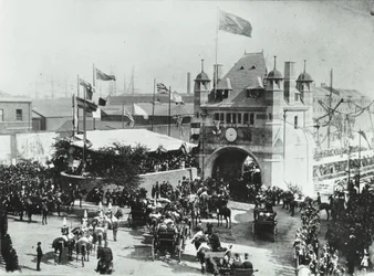 Blackwall Tunnel: hästdragna vagnar passerar genom den ceremoniella ingången till tunneln, 1897
