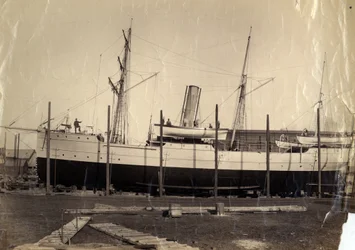 Kinesiska inkomstkryssaren "Li Kin" eller hennes systerskepp "Kai Pan" på lappen redo för sjösättning, 1888