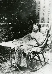 Christabel Pankhurst (1881-1969) läser en kopia av The Suffragette c.1905-14