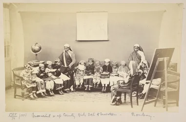 Klass med älskarinna i en flickskola i mofussil eller på landet, Bombay, ca. 1873 (s/v foto)