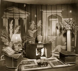 Dekorativ handelsmonter vid Dorland Hall med hängande textil, 1940-tal