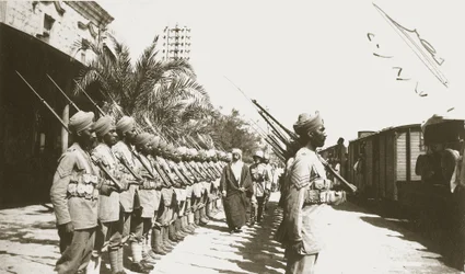 Emir Faisal vid Lydda Station, Palestina, med Sir Herbert Samuel, 1920