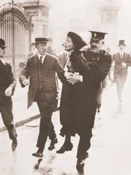 Emmeline Pankhursts arrestering utanför Buckingham Palace, medan hon försökte begära kungen, 21 maj 1914 (sepiafoto)